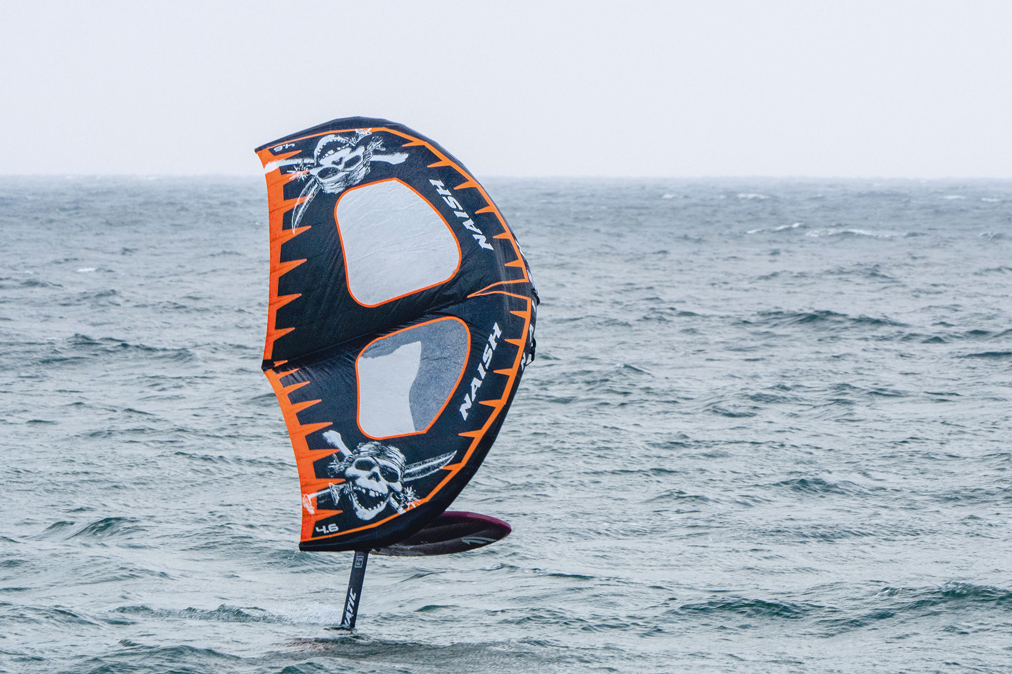 Naish S25 Wingsurfer in Aktion